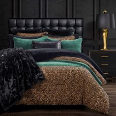 HiEnd Accents Adrienne Duvet Cover Set FB2115DS-SQ-GD Gold Face: 100% Polyester Rustic Comforter Sets, Modern Chic Bedroom, Black Leather Pillow, Leopard Print Bedding, Rustic Duvet Cover, Rustic Comforter, Super King Duvet Covers, Queen Size Comforter, Gold Bedroom