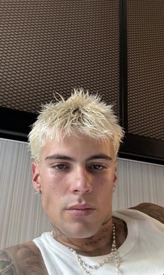 Long Buzz Cut, Victor Perez, Yellow Blonde Hair, Bleached Hair Men, Messy Curly Hair, Blonde Dye, Surfer Hair, Dyed Hair Men