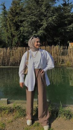 White Shirt Outfit Hijab Casual, White Hoodie Outfit Hijab, One Day Trip Outfit, White Baggy Shirt Outfits, White Shirt Outfit Hijab, Korean Minimalist Outfit