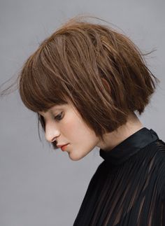 cool edgy bob with bangs. Not sure if I could pull it off, but saw someone with this recently and it looked great Short Brown Hair, Wavy Curly Hair, Haircuts With Bangs, Short Bob Hairstyles, Great Hair, Hairstyles Haircuts, Hairstyles With Bangs