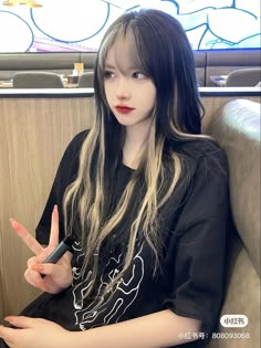 Butterfly Haircut With Peekaboo, Korean Hairstyle Color Hair Dye, Hair Korean Style Girl, Ulzzang Hair Color, Korean Girl Hair Color, Ulzzang Long Hair, Dark Dyed Hair, Blonde Bangs Dark Hair, Dyed Hair Tips