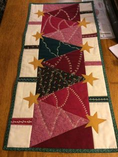 a quilted table runner with stars on it