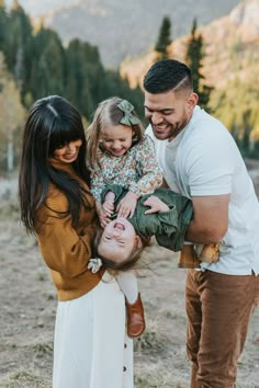 Life Style Family Photography, Creative Family Poses, Fall Family Shoot Outfit Ideas, Family If 4 Poses Picture Ideas, Young Family Of 4 Photo Ideas, Mountain Family Photoshoot, Poses For Family Pictures Of 4, Family Of 4 Fall Picture Outfits