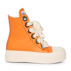 ¿Te encanta el naranja? Estás en el lugar correcto! Un par de zapatos hechos a mano por nuestros artesanos italianos. Puedes usarlo con cualquier atuendo: hecho de cuero genuino, con una meseta blanca sólida y cordones maxi color crema que enmarcan todo el zapato. Christian Zerotre, Concept Sneakers, Rhinestone Boots, Cute Hand Tattoos, Homecooked Meals, Cute Birthday Outfits, White Rope, Color Crema, Cold Outfits