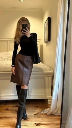 Chicago Business Outfits, Outfits With Black Boots And Jeans, Stylish Corporate Fashion, Errand Outfit Fall, Corporate Feminine Outfit, Retro Feminine Style, 90s City Fashion, Charlotte York Work Outfits, Cute Chic Outfits Classy