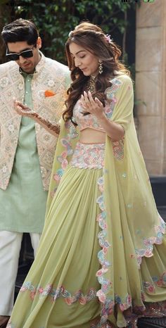 Mehandi Outfits, Haldi Ceremony Outfit, Wedding Hairstyles Indian, Haldi Outfits, Function Dresses, Mehendi Outfits, Trendy Outfits Indian, Hairstyles Indian, Indian Bride Outfits