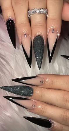 Black Stilleto Nails With Diamonds, Wellness Competition, Acrylic Nails Stiletto, Bday Nails, Stilleto Nails Designs, Black Stiletto Nails, Nails With Glitter, Wow Nails, Black Acrylic Nails