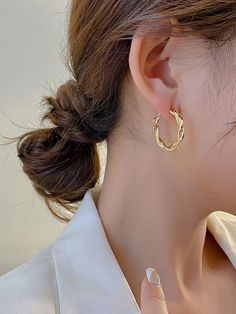 Classy Jewelry Gold Earrings, Earings Design Modern, Women Earrings Gold, Elegant Gold Earrings, Cute Hoop Earrings, Minimalist Jewelry Earrings, Hoop Gold Earrings, Everyday Jewelry Gold, Gold Hoops Earrings