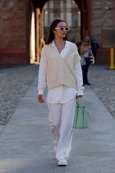 The Best Street Style From Milan Fashion Week Spring 2021 Is All About Prints And Colors Look Legging, Looks Street Style, Street Style Trends, Outfit Trends, Mode Inspo, 가을 패션, Cool Street Fashion, Fashion Week Street Style, Hijab Outfit