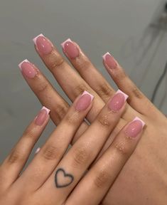 Acyrilics Nails Short, Clear Pink French Tip Nails, Pink Short French Tip Nails, Clear Pink Nail Designs, Acrylic Nail Designs French Tip Ideas, Short Pink French Tip Nails, Short Baddie Nails, Clear Pink Nails, Pink Nails French Tip