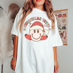 Christmas Aesthetic Clothes, Smiley Shirt, New Preppy, Cute Christmas Ideas, Preppy Shirt, Preppy Christmas, Funny Christmas Shirts, Christmas Tees, Holiday Shirts