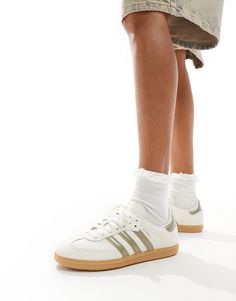 Schoenen van adidas Originals Je nieuwe favoriet Model met laag profiel Sluit met veters Gewatteerde kraag Signature adidas-branding Gumzool Gripprofiel met textuur