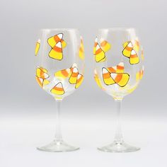 Painted Candy Corn wine glasses have a colorful and sweet candy corn design sure to be a treat for fall. Set of two Candy Corn wine glasses are perfect to add to your Halloween decorations. Also available in stemless wine glasses that you can personalize free. Mix in some Halloween spooky: https://www.etsy.com/listing/200527795 Each 11 oz hand painted candy corn wine glass you order is hand painted by me and in most cases painted per order so personalizing is welcome. They are dishwasher safe, m Hand Painted Halloween Wine Glasses, Fall Diy Wine Glasses, Halloween Painted Glasses, Fall Wine Glasses Diy, Fall Glass Painting Ideas, Spooky Wine Glass Painting, Fall Wine Glass Painting Ideas, Halloween Wine Glass Painting, Halloween Painted Wine Glasses