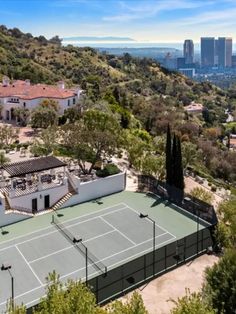 Toronto-born, Grammy award-winning rapper Drake is offloading his palatial Los Angeles home for a whopping $88 million. Ayda Field, Beverly Hills Mansion, Robbie Williams, Los Angeles Homes, Resort Style, Beverly Hills, Drake, Mansion