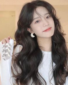 Các kiểu tóc uốn gợn sóng nữ đẹp lộng lẫy và kiêu sa  651051689895768613 Medium Long Haircuts, Summer Haircuts, Natural Wavy Hair, Hair Collection