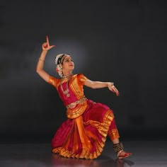 Red Bharatanatyam Costume, Bharatnatyam Poses For Photoshoot, Bharatanatyam Poses For Photoshoot, Bharathanatyam Costumes, Indian Dance Art, Bharatnatyam Poses, Classical Poses, Odissi Dance, Bharatanatyam Costume