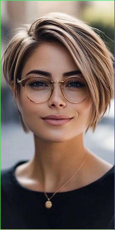 Textured Lobs, Choppy Cut, Choppy Pixie Cut, Short Choppy Haircuts, Choppy Haircuts, Styling Tricks, Chic Short Hair, Easy Hair Cuts, Corte Bob