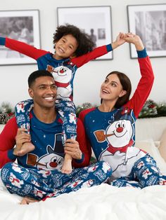 Bring the festive spirit to your family gatherings with this cozy Frosty the Snowman family pajama set. Perfect for creating fun memories together, these matching pajamas feature a charming snowman design and are soft to the touch for ultimate comfort. Specifications: Made from a soft blend of polyester and spandex for both adults and children. Designed for safety, the fabric for kids and adults is flame-resistant. The set includes a long-sleeve top with a snowman print and matching pants featur Family Matching Christmas Sleepwear, Family Matching Christmas Bedtime Sets, Playful Christmas Sleepwear, Family Matching Holiday Festive Sleepwear, Holiday Playful Sleepwear, Family Matching Christmas Loungewear Sets, Matching Christmas Sleepwear For Pajama Party, Family Matching Holiday Winter Sleepwear, Family Matching Sets For Holiday Pajama Party