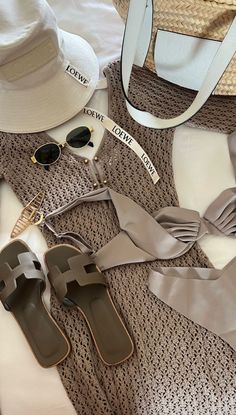 Chanel Vogue, Warm Vacation, Feminine Things, Layout Aesthetic, Best Travel Accessories, Aesthetic Autumn, Travel Luxury, Instagram Feed Inspiration, Future Lifestyle