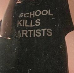 an old school t - shirt with the words school kills artists on it