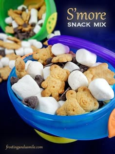 there is a bowl full of s'more snack mix