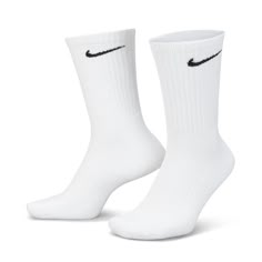 CALCETINES NIKE EVERYDAY ACOLCHADOS (PACK DE 6) Los calcetines Nike Everyday Cushioned Crew cuentan con una banda acanalada en el arco para un ajuste cómodo para tus aventuras diarias. La gruesa suela de felpa proporciona comodidad y absorción de impactos para tus entrenamientos y el tejido que absorbe el sudor mantiene tus pies secos y cómodos. El sencillo Nike Swoosh en la parte superior agrega un estilo deportivo.   El diseño de tripulación cubre el tobillo y la parte inferior de la pantorrilla.   La tecnología Dri-FIT mantiene los pies secos   Talón y puntera reforzados para mayor durabilidad.   La compresión del arco ofrece un ajuste cómodo y transpirable   Tejido: 69% algodón, 28% poliéster, 2% spandex y 1% nailon   Importado    Guia de tallas   Pequeño (W 4-6)   Mediano (W 6-10 / M Nike Tall Socks, White Sports Socks, Nike Pro Socks, High Nike Socks, Long Nike Socks, Nike White Socks, Nike Socks Aesthetic, Nike Socks Women, Socks Outfit Men