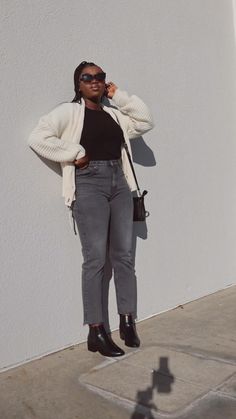 Plus Size Grey Jeans Outfit, Grey Chunky Cardigan Outfit, Gray Wide Leg Jeans Outfit, Winter Outfits For Chubby Girls, Gray Wide Leg Jeans, Oversized Gray Cardigan For Cold Weather, Oversized Sweater Outfit Midsize, Wide Leg Jeans Outfit Winter, Gray Jeans Outfit