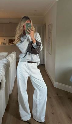 White Trouser Fall Outfit, Rome Study Abroad Outfits, Spain Winter Fashion, Winter Basic Outfits, Europe Fashion Winter, High Value Woman Outfit, Old Money Style Woman, Scandinavian Fashion Aesthetic, Casual Chic Work Outfit