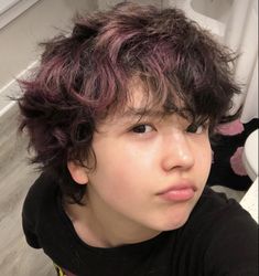 Trans Gender Haircut, Short Choppy Fluffy Hair, Short Hair Ideas Masculine, Fluffy Ftm Hair, Masculine Haircut Round Face, Curly Short Hair Dye Ideas, Short Hair Styles Masc, Alt Masc Hair, Trans Guy Haircut Round Face