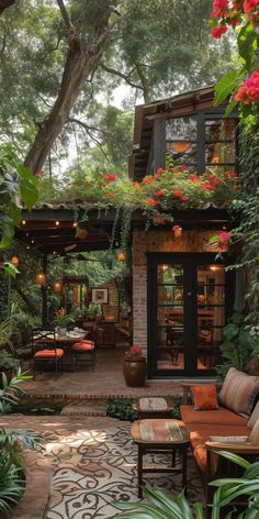 an outdoor living area with lots of plants and furniture