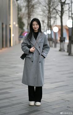 Korea Winter Outfit Korean Style, Korean Coat Outfits, Gray Coat Outfit Casual, Korea Autumn Fashion, Kdrama Outfits Women Casual, Japan Ootd Winter, Aesthetic Winter Outfits Korean, Winter Japanese Outfits, Korean Autumn Outfits