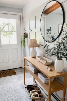 Small Entryway Decor Ideas Minimalist Entryway, Foyer Ideas Entryway, Boho Entryway, Apartment Entryway, Entryway Inspiration, Entryway Table Decor, Modern Entryway