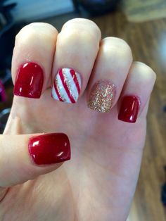 Candy cane nails Candy Cane Sayings, Christmas Sns Nails, Glitter Nail Colors, Christmas Nails For Short Nails, Christmas Pedicure Designs, Nails Candy Cane, Pedicure Ideas, Candy Cane Nails, Look Sophisticated