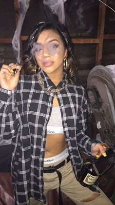 Chola. IG: @moniquesxo Look Hip Hop, Chola Girl, Chola Style, Estilo Cholo, Cholo Style, Chicana Style, Holloween Costume