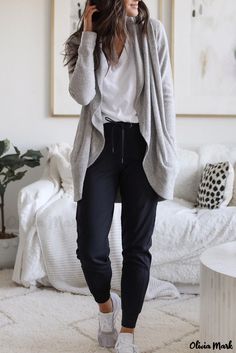 Shawl Neckline, Joggers Outfit, Athleisure Outfits, Mom Outfits, Fall Winter Outfits, Outfits Casuales, Work Casual, Primavera Estate, Comfy Outfits