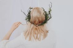 Elven Queen Woodland Crown, Green Ivy Bridal Crown, Wild Twig bridal crown, leaf crown, Forest Crown Handmade by HiddenBotanics ------- This beautiful handmade woodland crown is perfect for your green wedding! Stay floral! ------- Follow us on Facebook and Instagram for exclusive deals and discount coupons: Facebook: https://www.facebook.com/hiddenbotanics/?eid=ARCW028kmVfrYLow7IKnusN1HPY_LKxr10vWQKPg3VrveIkusMJszqqJRyQlQ-2AerS0tG_jSnso0zKl Instagram: https://www.instagram.com/hiddenbotanics/?hl Woodland Elf Costume, Kacey Musgraves Concert, Forest Crown, Red Editorial, Twig Crown, Middle Earth Aesthetic, Forest Faerie, Wildflower Crown, Elf Crown