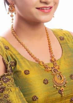 White Stone Necklace, Gold Bridal Necklace, Gold Mangalsutra Designs, Indian Jewellery Design Earrings, Antique Jewelry Indian, Gold Pendant Jewelry, Black Beaded Jewelry, Gold Bride Jewelry