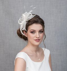 Elegant white bridal fascinator. White fascinator for your special occasions. Wear it as a bride or during your other special occasions. Simple, cute and glamorous headpiece to make your day. Choose also from the variations at what side you want to wear it : Choose from the variations also the fitting option. Fascinator can be made also in creamy white colour (and in other colours- let me know if interested in some other colour). See creamish-ivory shade fascinator can be seen on last pictures. Fascinator Hats Outfit, Fascinator Hats Wedding, White Fascinator, Wedding Reception Planning, Mini Hats, Vintage Bridesmaids, Wedding Hair Up, Bridal Fascinator, Guest Hair