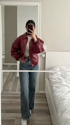 Red Leather Jacket Outfit, Cute Leather Jackets, Leather Jacket Outfit, Outfits Con Jeans, Classy Outfits For Women, Uni Outfits, Casual Outfit Inspiration, Leather Jacket Style, Leather Jacket Outfits