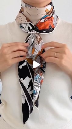 Small Neck Scarf Tying, Tying A Square Scarf, Long Silk Scarf Tying, Long Scarf Hairstyles, Rectangle Scarf Tying Ideas, French Scarf Style, Scarves How To Wear, Tying A Silk Scarf, Square Scarf How To Wear A