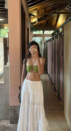 Classy Summer Vacation Outfits, San Juan Puerto Rico Outfits, Clothes For Beach, Euro Aesthetic, Beachy Fits, Beach Capsule, Hawaii Fits, Goa Outfits, Long White Skirt