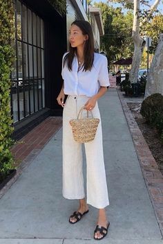 Stile Casual Chic, Minimalist Summer, White Short Sleeve Shirt, Outfit Chic, Minimalist Dresses, Summer Work Outfits, Looks Street Style, Denim Trends, Mode Inspo