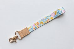 Summer Floral Keychain back of the design no logo Wristlet Strap Keychain, Wrist Strap Keychain, Car Keys Lanyard, Keychain Aesthetic Car Keys, Wallet Keychain Ideas, Car Keychain Aesthetic, Car Keys Keychain Ideas, Cute Keychains For Car Keys, Keychains Aesthetic