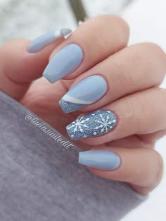 Winter Theme Nails Acrylic Short, Dusty Blue Nails Acrylic Designs, December Nails Blue And Silver, Winter Nails Grey Blue, Christmas Nails Snowflake Blue, Blue Snowflake Nails Simple, White And Blue Nails Christmas, Winter Nails 2022 Trends Gel Blue, Xmas Blue Nails