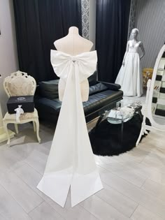 Ribbon At The Back Dress, Short Dress With Bow Train, Bow Ball Gown, Big Bow On Dress, Bow Tie Wedding Dress, Bow On Dress Back, Wedding Gown Bow Back, White Dress With Big Bow, Bridal Gown With Bow