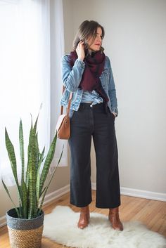 Casual Traditional Outfits For Women, Cropped Pants And Boots, Boots For Wide Leg Pants, Wide Leg Cropped Pants With Boots, Boots With Wide Leg Pants, What Shoes To Wear With Wide Leg Pants, Wide Leg Pants And Boots, Black Cropped Pants Outfit, Wide Leg Pants With Boots