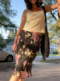 90s vintage finds Patterned Pencil Skirt, 90s Fashion Inspiration Vintage, 90s Floral Skirt, Petite Hourglass Figure Outfits, Floral Skirt Outfits Aesthetic, 90s Midi Skirt Outfit, Casual 90s Outfits, 90s Spring Outfits, 90s Skirt Outfits