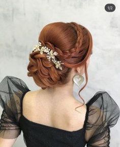 That magical bridal hairdo could be a dreamy choice for your big day in search of romantic elegance. Add that gorgeous hairstyle to your inspiration ideas. Updo Bridal, Hairstyle Bridal, Pakistani Bridal Makeup, Bridal Hairdo, Nails For Bride, Easy Hairstyles For Thick Hair, Bridal Hair Inspiration, Quince Hairstyles, Long Hair Wedding Styles