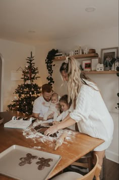 Gingerbread man cookie making fun Christmas Morning Photoshoot Family, Christmas Cookies Family Photo, Cookie Baking Christmas Photo, Making Cookies Photoshoot, Christmas Baking Family Photos, Cookie Making Photoshoot Christmas, Cookie Making Photoshoot, Christmas Cookie Family Photo Shoot, Christmas Cookie Photography Family