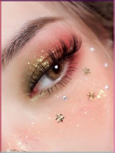 Get inspired by the magic of the holiday season with these beautiful and gorgeous Christmas eyeshadow looks!